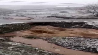 Elazığda yağış sonrası dereler taştı, sel nedeniyle yol çöktü