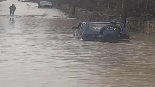 Elazığda yoğun yağış sonrası ev ve iş yerlerini su bastı, araçlar mahsur kaldı