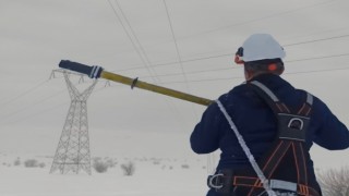 Elektrik onarım ve bakım ekiplerinin karda zorlu mesaisi