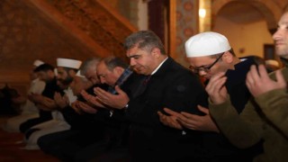 Eller depremde hayatını kaybedenler için semaya kalktı