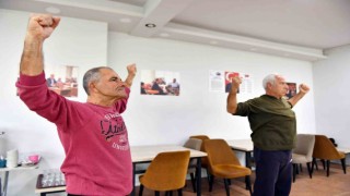 Emekli evi üyeleri sabah sporunda bir araya geliyor