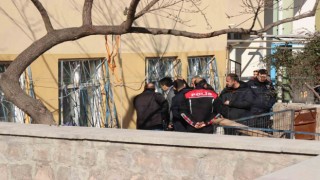 Emniyet amirinin yaklaşımı, eşini rehin alan şahsı böyle ikna etti: Ben sana kurban olurum