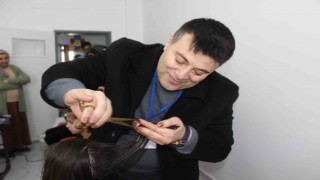 Engelli öğrencilerin saçlarını kesip, yüzlerini güldürdüler