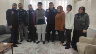 Enkazdan kendisini kurtaran ekibi görünce gözyaşlarına hakim olamadı