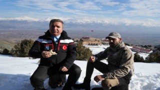 Ergan Dağında göl manzarasına karşı kahvaltı keyfi