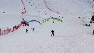 Ergan Dağında yamaç paraşütlü kayak keyfi