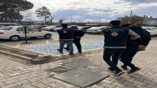Erzincanda göçmen kaçakçılığı suçundan 2 kişi tutuklandı