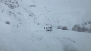 Erzurum-Rize karayoluna çığ düştü
