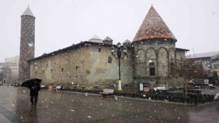 Erzuruma kar yağışı geri geldi