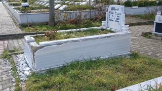 Esenyurtta babasının mezarını yaptıran kardeşlerine kızıp, mezar taşlarını kırdı