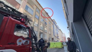 Eşiyle boşanma aşamasında olan şahıs çatıya çıktı, 4 saatte ikna edildi