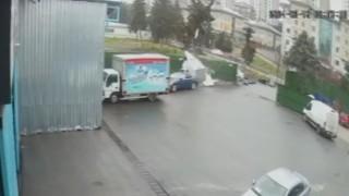 Eyüpsultanda kontrolden çıkan otomobil güvenlik kulübesine daldı, kaza anı kamerada