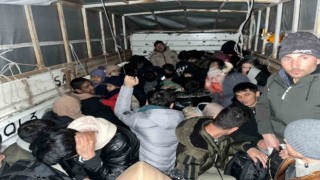 Ezinede kamyonet kasasında 42 kaçak göçmen yakalandı