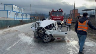 Forklifte çarpan otomobil kağıt gibi ezildi: 4 yaralı