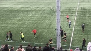 Futbolcular maçı bırakıp kavgaya tutuştu