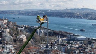 Galata Kulesinde nefes kesen restorasyon: 63 metre yükseklikte bulunan alem takıldı