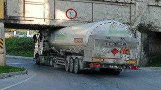 Gaz tankeri sulama kanalı altına sıkıştı