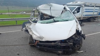 Gaziantepte hafif ticari araç ile kamyonet çarpıştı: 3 yaralı