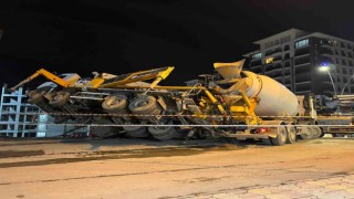Gaziosmanpaşada inşaat çalışmasında beton pompası aracı yan yattı