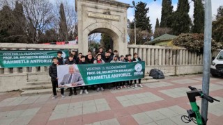 Gaziosmanpaşalı öğrenciler eski Başbakanlardan Necmettin Erbakanı kabri başında andı
