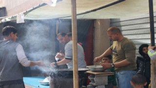 Gazzede enkaza dönen kentin en eski restoranın çalışanları çareyi tezgah açmakta buldu