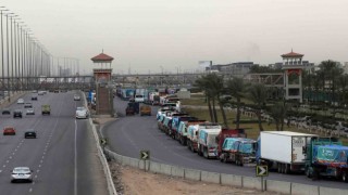 Gazzeye girmeyi bekleyen yardım tırları kilometrelerce kuyruk oluşturdu