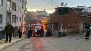 Gecekonduda korkutan yangın
