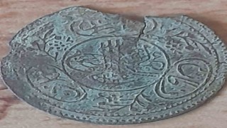 Gedizde mezar kazarken buldukları madalyonu kaymakamlığa teslim ettiler