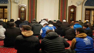 Gençler depremde hayatını kaybeden vatandaşlar için sabah namazında buluştu