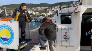 Gezi teknesinde rahatsızlanan vatandaşa Sahil Güvenlikten tıbbi tahliye