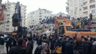 Gördüğü rüya üzerine ailesinin vefat ettiğini anlayan acılı baba, depremde eşini ve 4 evladını kaybetti