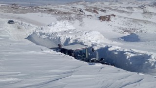 Görenler şakınlığa uğradı: Hakkari'de yol açma çalışmasında 5 metrelik tünel