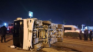 Göreve giden polisleri taşıyan midibüs devrildi, 25 polis hafif şekilde yaralandı