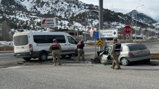 Gümüşhanede otomobille servis minibüsü çarpıştı: 4 yaralı