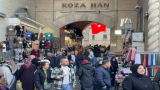 Güzel havayı fırsat bilen vatandaşlar tarihi çarşıya akın etti