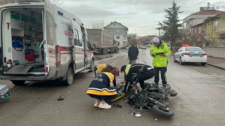 Hafif ticari araç elektrikli motosiklete çarptı: 1 yaralı