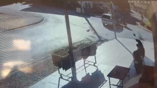 Hafif ticari araç ile motosiklet çarpıştı: 2 yaralı