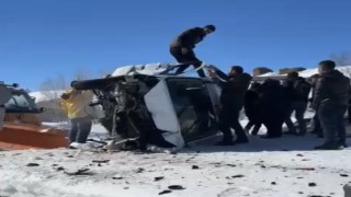 Hafif ticari araç iş makinesine çarptı: 1 yaralı