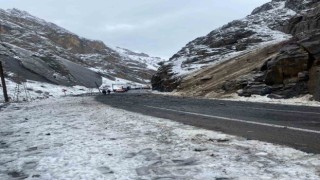 Hakkari-Van kara yoluna kaya düştü