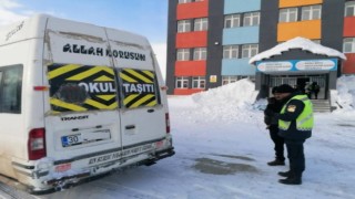 Hakkaride okul servis araçları denetlendi