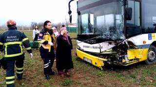 Halk otobüsüyle otomobil kafa kafaya çarpıştı: 8 yaralı