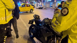 Hatalı dönüş kazaya yol açtı, taksinin çarptığı motosikletli yaralandı