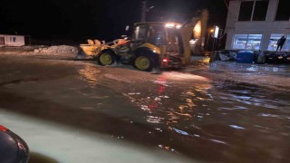 Hatayda caddeler göle dönerken, seralar su altında kaldı