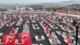 Hatayda deprem mezarlığı bayraklarla donatıldı