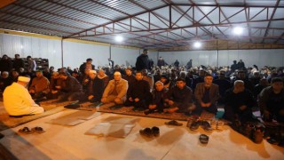 Hatayda eller çadır mescitte semaya açıldı