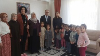 Hataydan tayini çıkan öğretmeni yalnız bırakmadılar