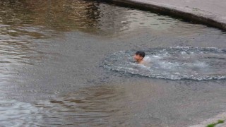 “Hava sıcak” deyip suya girdi, titreyerek röportaj verdi