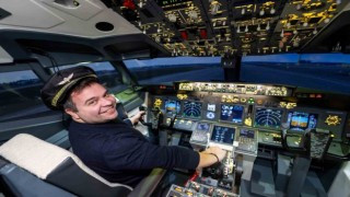 Havacılık tutkunundan evine 130 bin sterlinlik gerçeği aratmayan Boeing 737 simülatörü