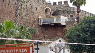 Hayatı felç eden sağanak tarihi surları da yıktı