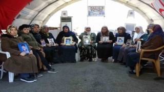 HDP il binası önündeki aileler evlat mücadelesini sürdürüyor